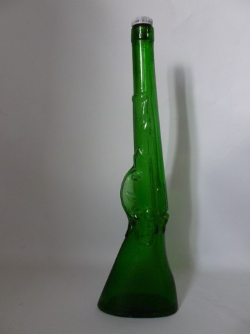 Aparte vintage fles in pistool vorm.