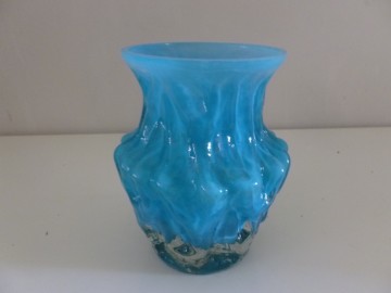 Lichtblauwe glazen vintage vaas, hoog 15cm