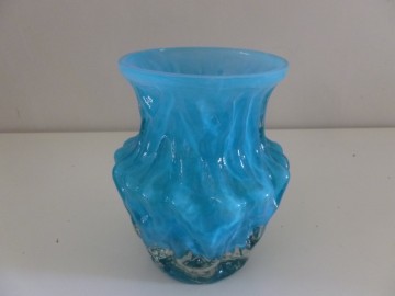 Lichtblauwe glazen vintage vaas, hoog 15cm