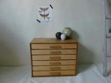 Leuk vintage ladenkastje van DMC.