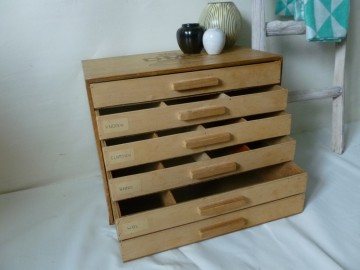 Leuk vintage ladenkastje van DMC.