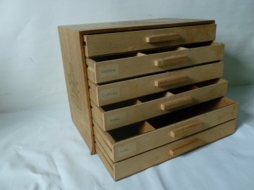 Leuk vintage ladenkastje van DMC.