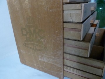 Leuk vintage ladenkastje van DMC.